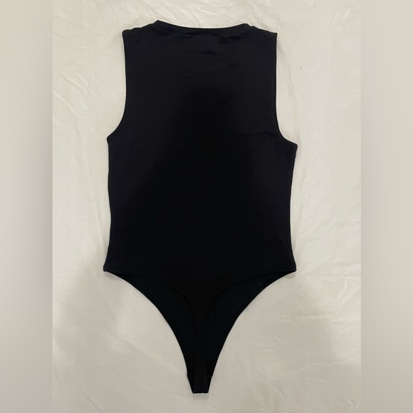 Aritzia Babaton contour sleeveless crew neck bodysuit, black, Size L - Picture 4 of 5